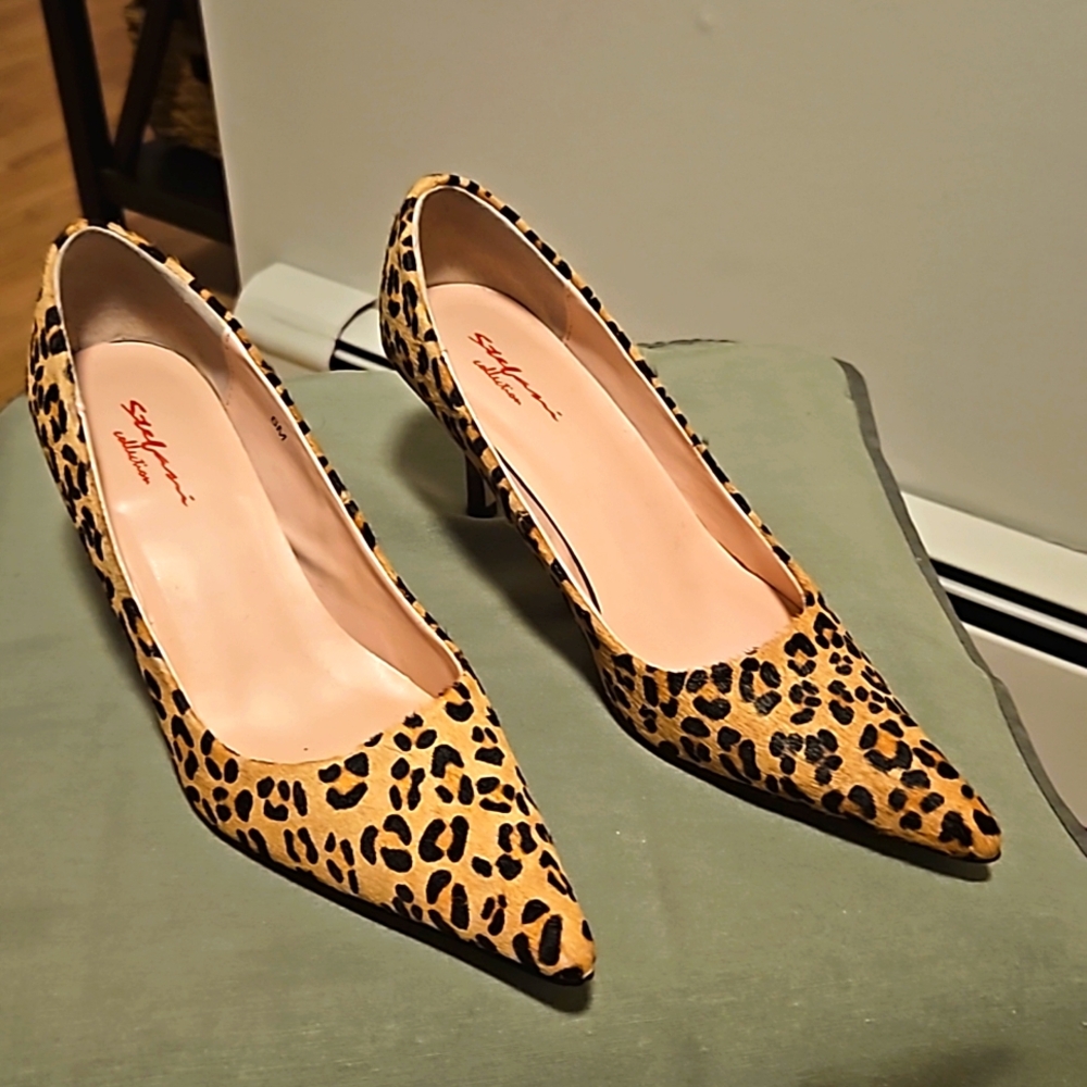 Stefani women's leopard pumps size 6M